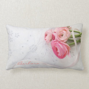 flores rosadas en la almohada del lumbar del