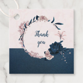 flores rosadas y navales y deja etiquetas de favor