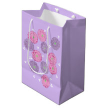 Flores rosadas y púrpuras en bolsas de regalo de l