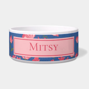 Flores rosas bonitos en el bol de mascotas azules