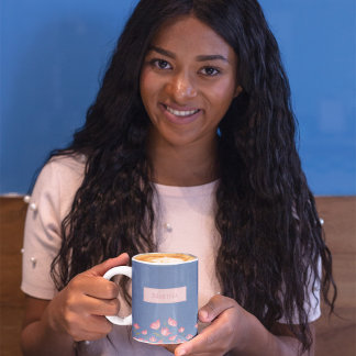 Flores rosas bonitos en la taza de color azul