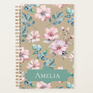 Flores rosas con un planificador elegante de folla
