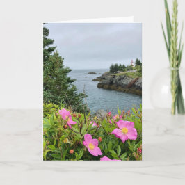 flores rosas junto a la tarjeta del mar (en blanco