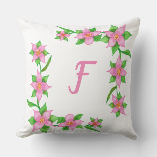 Flores rosas sobre almohadas de monograma de vino 