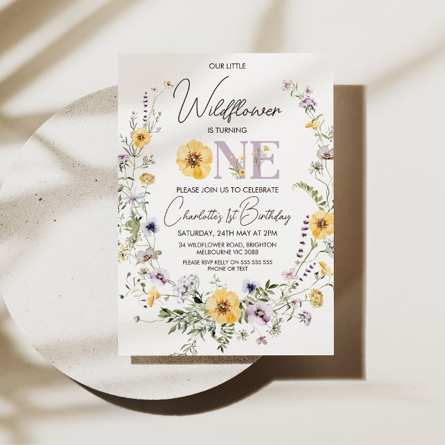Flores salvajes moradas amarillas invitaciones de  (Purple yellow wildflowers 1st birthday invitation with wreath, calligraphy heading and the word one.)