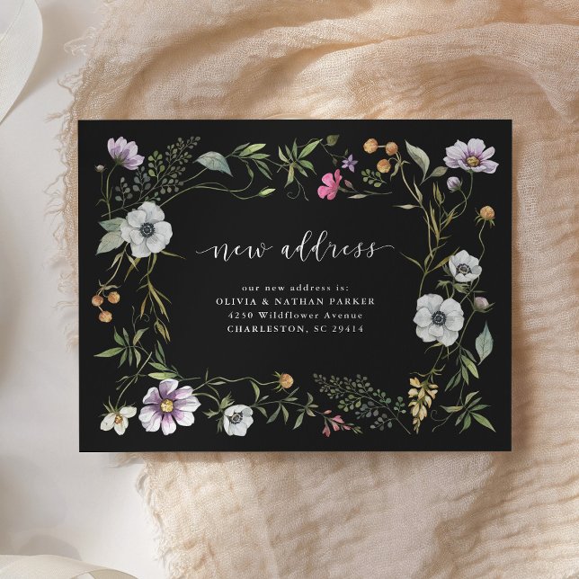Flores silvestres botánicas oscuras | Invitación m (A trendy wildflower change of address postcard with a dark background)