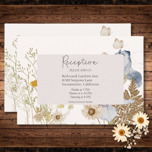 Flores silvestres en la recepción de la boda crema (Wildflowers on Cream Wedding Reception Enclosure Card)