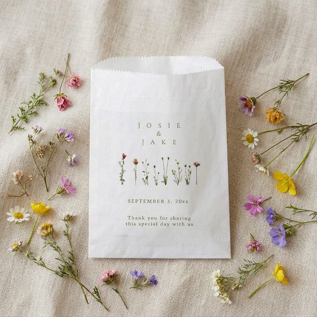 Flores silvestres rusas bodas favorecen las bolsas (Rustic wedding wildflowers favor bags.)