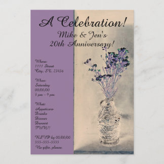 Flores violetas artísticas en invitación de grano