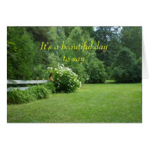 Flores y escena del césped de los árboles