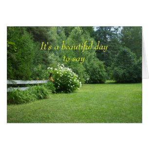 Flores y escena del césped de los árboles