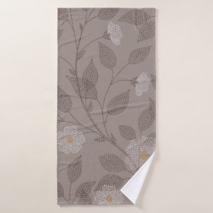 Flores y hojas bordadas sobre fondo marrón