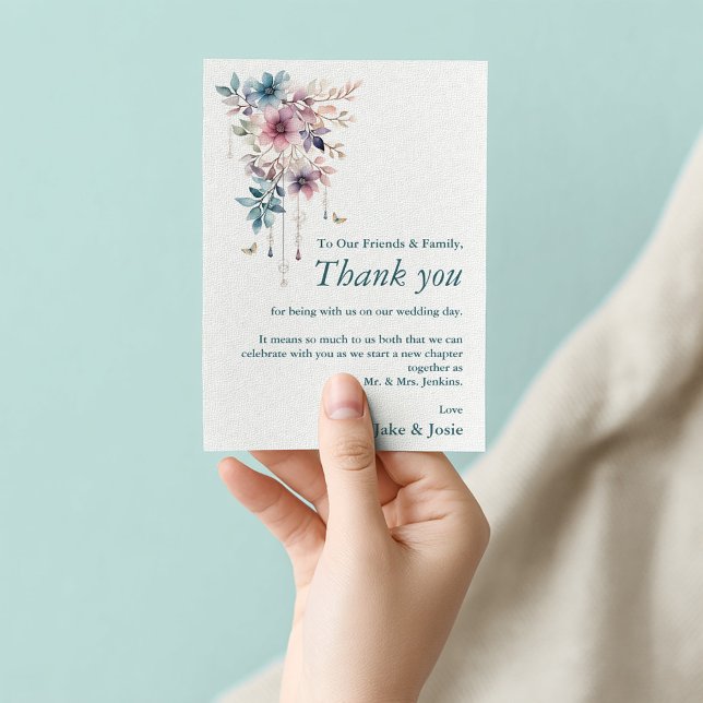 Flores y mariposas boda gracias tarjeta (Pretty watercolor style hanging pink purple and blue flowers and butterflies wedding thank you card.)