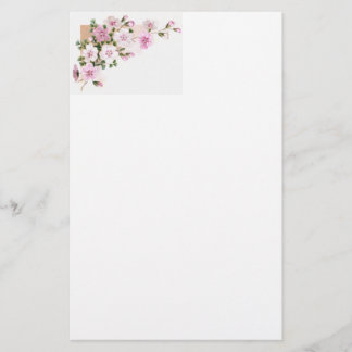 Flores y tarjeta rosadas del comercio del