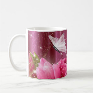 Flores y taza de café de la mariposa