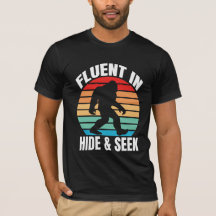 Fluent in Hide y Seek graciosa camiseta de pie