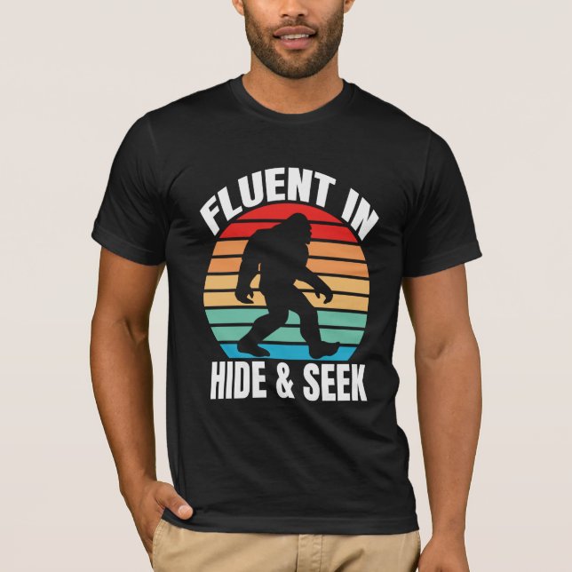 Fluent in Hide y Seek graciosa camiseta de pie (Anverso)