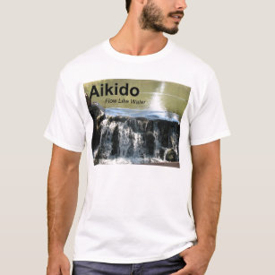 Flujo del Aikido como la camiseta del agua (con
