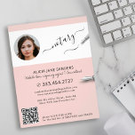 Flyer Agente moderno de firma de notarios fotográficos Q<br><div class="desc">Moderno y moderno guión profesional notario certificado legal en consultor de leyes personalizado folleto promocional rosa personalizado en blanco y negro con elegante caligrafía y bolígrafos.            Fácil de personalizar con la foto y el código QR de escaneo generado automáticamente en su sitio web o medio social.</div>