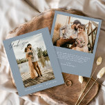 Flyer Boda de presupuesto Gracias Dusty Blue Photo Cards<br><div class="desc">Boda de presupuesto Gracias Tarjetas que tienen una foto en el frente y en la parte de atrás. Las tarjetas de agradecimiento contienen una moderna tipografía de escritura cursiva con letras a mano que son elegantes, simples y modernas para usar después de la minimalista celebración del día de la boda....</div>