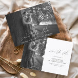 Flyer Boda de presupuesto Guardar la fecha manuscrita de<br><div class="desc">Boda presupuestal manuscrita Guarde las tarjetas de fecha que tienen una foto en el frente y en la parte posterior. Las tarjetas Save the Date Fall, Autumn, Winter, Spring o Summer contienen una moderna tipografía de escritura cursiva con letras a mano que son elegantes, simples y modernas para usar después...</div>