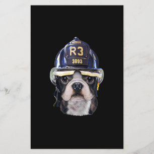 Flyer Bulldog francés lindo con casco para bomberos