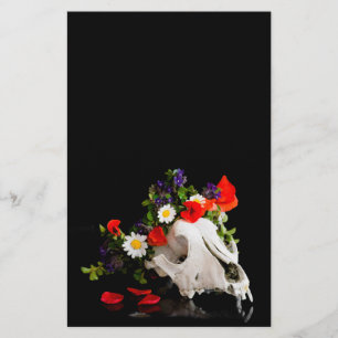 Flyer Calavera animal con una corona de flores silvestre
