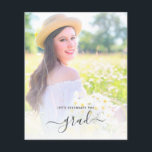 Flyer Celebremos la foto del graduado<br><div class="desc">Fiesta de fotografía de graduación con tipografía elegante. Tenga en cuenta que esta invitación presupuestaria está en papel de volante y es muy delgada. Los sobres no están incluidos. Para obtener invitaciones más gruesas con sobres incluidos y productos coincidentes sobre el mismo tema, consulte la colección que aparece a continuación....</div>