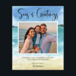 Flyer Foto de la familia Budget Beach Seas and Greetings<br><div class="desc">Navidades de fotografía familiares de Budget Beach Seas and Greetings Card Flyer - Nuestro volante de tarjetas de Navidades de playa de bajo presupuesto incluye su magnífica fotografía, moderna tipografía de escritura que dice "Mares y saludos" en una hermosa playa acuática. El saludo editable dice " WISHING YOU WARMTH AND...</div>