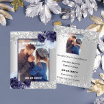 Flyer Foto floral azul plateado Save the Date boda<br><div class="desc">Tenga en cuenta que esta opción Guardar la fecha está en papel de volante y es muy delgada. Los sobres no están incluidos. Para más grueso Guardar la tarjeta de fecha (mismo diseño), por favor visite nuestra tienda. Fondo de color falso plateado, decorado con flores azul marino y azul claro,...</div>