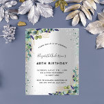 Flyer Invitación de cumpleaños del presupuesto de eucali<br><div class="desc">Tenga en cuenta que esta invitación está en papel de volante y es muy delgada. Los sobres no están incluidos. Para invitaciones más gruesas (el mismo diseño) visite nuestra tienda. Fondo falso plateado decorado con vegetación eucalipto, follaje dorado y purpurina de imitación plateado y verde, chispas. Personalice y agregue su...</div>