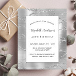 Flyer Invitación de presupuesto elegante y de color blan<br><div class="desc">Tenga en cuenta que esta invitación está en papel de volante y es muy delgada. Los sobres no están incluidos. Para invitaciones más gruesas (el mismo diseño) visite nuestra tienda. Un patrón plateado moderno como fondo,  marco blanco. Personalice y agregue su nombre y detalles del fiesta.</div>