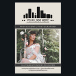 Flyer Logotipo del fotógrafo de carbón vegetal blanco te<br><div class="desc">Volante de marketing en blanco roto para un fotógrafo profesional personalizado con una gran foto, logotipo, información de contacto en un lado, y texto personalizado, más fotos y foto de perfil en un encantador y limpio diseño de carbón blanco y negro. Volante fotográfico profesional femenino y de moda en un...</div>