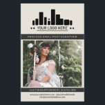 Flyer Logotipo del fotógrafo de carbón vegetal blanco te<br><div class="desc">Volante de marketing en blanco roto para un fotógrafo profesional personalizado con una gran foto, logotipo, información de contacto en un lado, y texto personalizado, más fotos y foto de perfil en un encantador y limpio diseño de carbón blanco y negro. Volante fotográfico profesional femenino y de moda en un...</div>