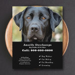 Flyer Mascota de Dog Walker Personalizado de Sitter Foto<br><div class="desc">Un volante negro elegante y minimalista con una foto de personalizable de un lindo Labrador negro,  perfecto para caminante y niñera mascota,  educador de comportamiento canino,  groomer. ¡Puedes reemplazar la foto con tu propio logo! ¡En la parte de atrás hay un patrón de garra de perro!</div>