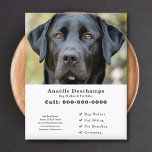Flyer Mascota de Dog Walker Personalizado de Sitter Foto<br><div class="desc">Un volante blanco elegante y minimalista con una foto de personalizable de un lindo Labrador negro,  perfecto para caminante y niñera mascota,  educador de comportamiento canino,  groomer. ¡Puedes reemplazar la foto con tu propio logo! ¡En la parte de atrás hay un patrón de garra de perro!</div>