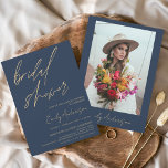 Flyer Minimalista de guión azul de la marina de ducha de<br><div class="desc">Presupuestado Minimalista Navy Blue y Gold Elegant y Modern Script Bridal Shower con foto en otoño (otoño),  invierno,  primavera o verano invitaciones - incluye hermosa y elegante tipografía de escritura para la celebración especial de Novia a ser Boda.</div>