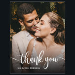 Flyer Moda de presupuesto Boda de guiones caprichosos Gr<br><div class="desc">Presupuesto Elegante Boda de mano con carta Foto Gracias tarjeta personalizada de bajo presupuesto THIN. Elegante y moderno boda gracias a la plantilla de postales que incluye una foto vertical completa en el frente con texto superpuesto "Gracias" en un tipo de letra de escritura tipográfica con letras a mano en...</div>