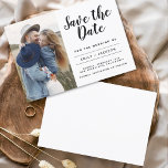 Flyer Presupuesto Guardar la fecha Minimalista simple fo<br><div class="desc">Presupuesto Foto Minimalista moderna y elegante Guardar la postal del Boda de fecha. La tarjeta de invitación para guardar la fecha incluye una tipografía de escritura con letras a mano moderna con una moda y un diseño sencillo al que se puede añadir la imagen de fotografía de compromiso personalizada.</div>