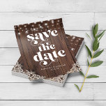 Flyer PRESUPUESTO Luces de cadena de madera encaje Guard<br><div class="desc">Budget Rustic Wood String Lights Lace Wedding Save the Date FLYERS con un fondo rústico de madera con cuerdas brillantes de luces y encaje de estilo vintage en las esquinas inferiores. La palabra boda se inicia en una tipografía rústica y retro occidental, lo que hace de este el diseño perfecto...</div>