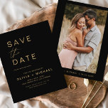 Flyer Presupuesto Oro Negro Guardar la elegante foto de<br><div class="desc">Boda de presupuesto Elegant Black and Gold Save the Date Cards (Negro elegante y oro salven las tarjetas de fecha) que tienen una foto en el frente. Las tarjetas Save the Date contienen una moderna tipografía de escritura cursiva con letras a mano que son elegantes, simples y modernas para usar...</div>