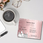 Flyer Servicio de limpieza polvo de purpurina de plata r<br><div class="desc">Un elegante y glamuroso servicio de limpieza, volante de negocios sobre un fondo rosa rubor decorado con polvo falso purpurina plateado en el frente y equipo de limpieza. Personaliza y agrega tu nombre, información de contacto de texto. Agregue su propio código QR a la dirección de su sitio web en...</div>