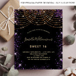 Flyer Sweet 16 invitación para el presupuesto de oro mor<br><div class="desc">Tenga en cuenta que esta invitación está en papel de volante y es muy delgada. Los sobres no están incluidos. Para invitaciones más gruesas (el mismo diseño) visite nuestra tienda. Para un elegante dulce 16, 16 cumpleaños. Un elegante fondo negro. Decorada con purpurina de oro falso morado, chispas y cuerdas...</div>