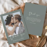 Flyer Tarjeta de agradecimiento del Boda Verde Sage de P<br><div class="desc">Boda Verde de Salto del Presupuesto Gracias Cartas que tienen una foto en la parte delantera y trasera. Las tarjetas de agradecimiento contienen una moderna tipografía de escritura cursiva con letras a mano que son elegantes,  simples y modernas para usar después de la celebración del día de la boda.</div>