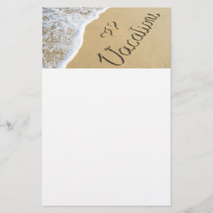 Flyer Vacaciones señalización tallada en la arena de la