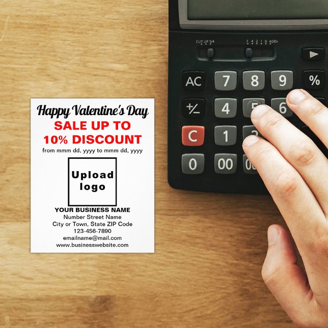 Flyer Venta de Business Valentine en el viajero blanco (Attract more customers this Valentine's Day. Business Valentine sale on white flyer on store desk.)
