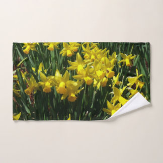 Focos amarillos y flores de primavera alegres