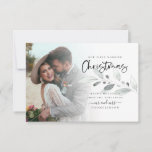 Foliage de foto MINI Tarjeta de nota para Navidade<br><div class="desc">Tamaño MINI 3, 5 x 5" encanto. 1.ᵉʳ Navidades casados Foto Foliage Holiday card. ¡Celebremos la hora especial de su primera Navidad como Sr. y Sra. junto con sus deseos festivos! Fácil de personalizar el texto y reemplazar la foto de ejemplo por la suya propia. El follaje de invierno de...</div>