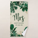 Foliage Tropical Trendy Greenery Boda Sra.<br><div class="desc">Foliage Tropical Trendy Greenery and Gold Leaves Personalizó al Sr. y a la Sra. Toallas de Apellido - Marker de moda Brushed Script Lettering. ¡Un placer para la luna de miel de los recién casados! En una atrevida paleta de colores de ricos verdes, esmeralda y Relieve metalizado dorado. Este diseño...</div>