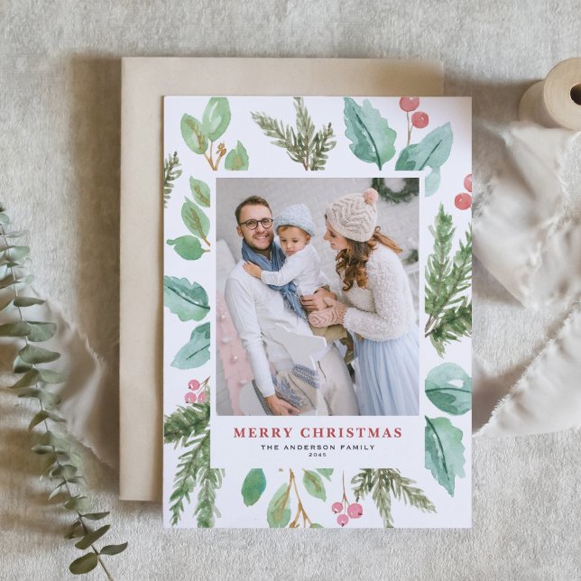 Follaje del navidad de la acuarela y foto del (Customizable photo Christmas card featuring watercolor frame of winter greenery and winterberry)